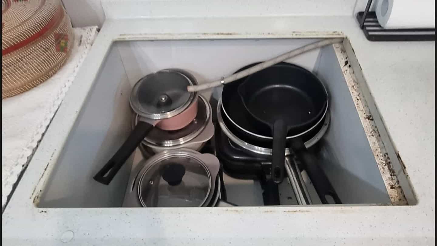 냄비와 프라이팬을 넣어 둔 싱크대 하부장