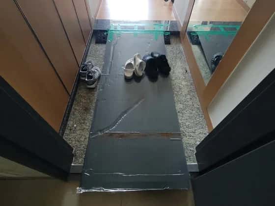 현관 바닥에 깔아 둔 보양재