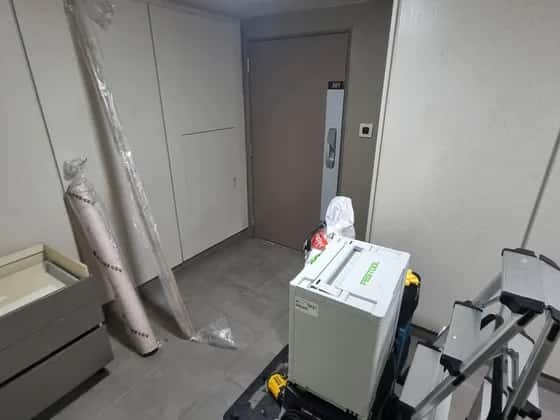 자재를 들여 둔 다용도실 문 앞