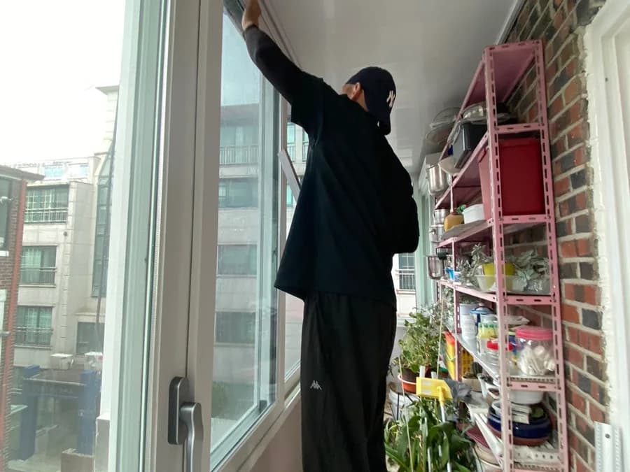 베란다 천장·벽을 손보는 작업