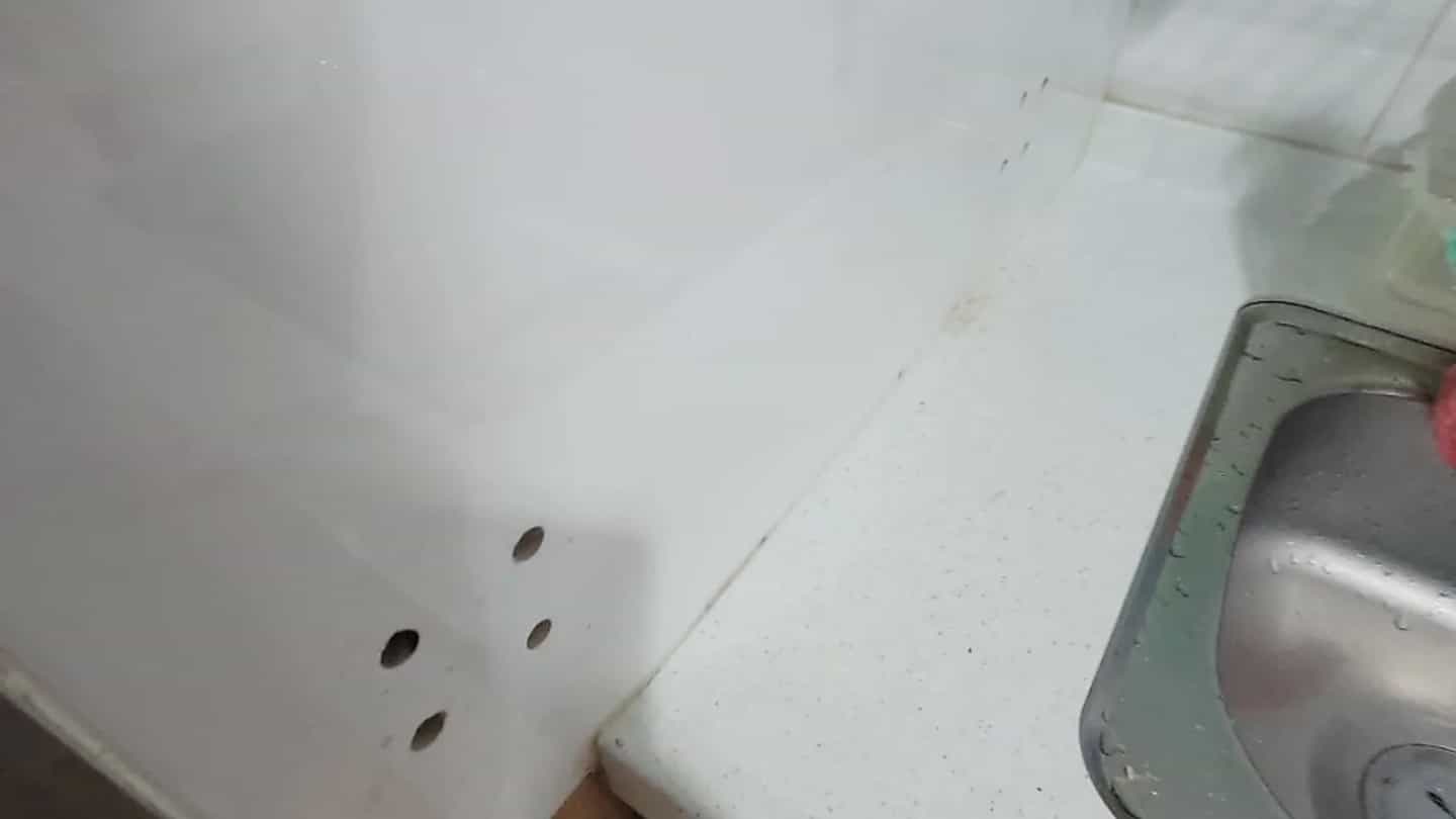 타공 자리가 남은 흰색 주방 상판